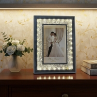 Кристална фоторамка с LED осветление и USB – блясък, който съживява спомените ти FS-21733 FS-21733
